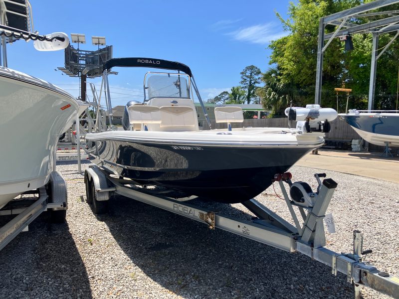 2017 Robalo 206 Cayman