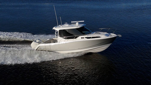 2023 Boston Whaler 325 Conquest