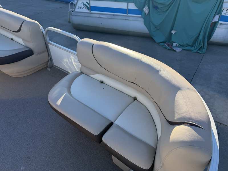 2016 Sun Tracker Party Barge 22 DLX