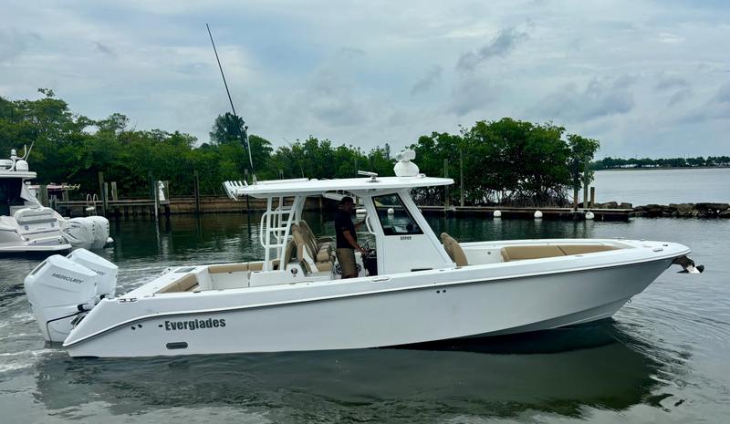 2025 Everglades 335 CC
