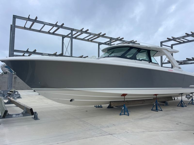2025 Tiara Yachts 48 LS